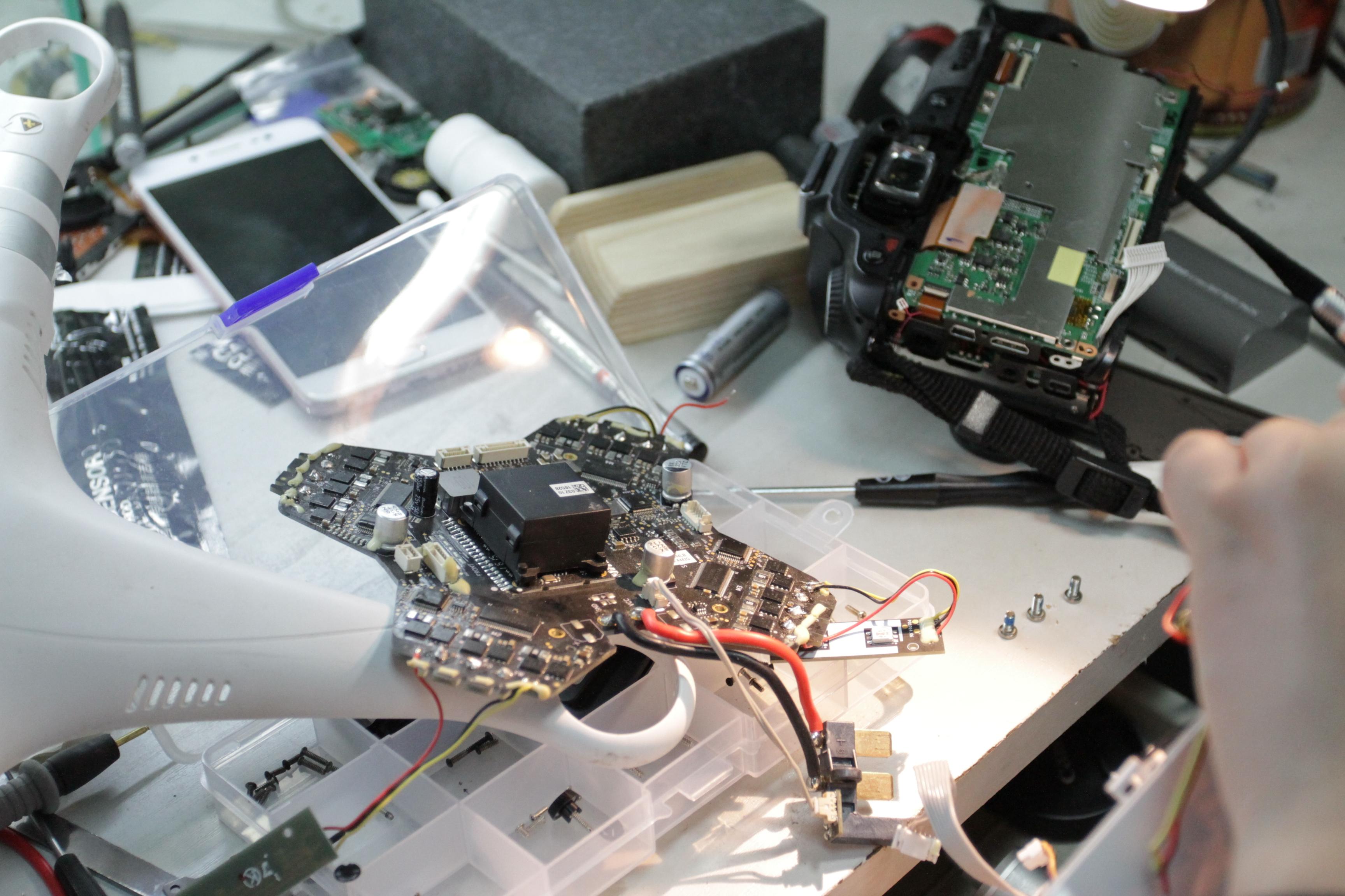 90后農(nóng)村小伙巧手修無(wú)人機(jī)，年修400臺(tái)圓城市夢(mèng)