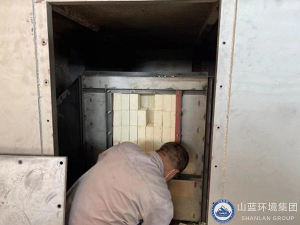 一氧化碳催化劑裝填現場.jpg